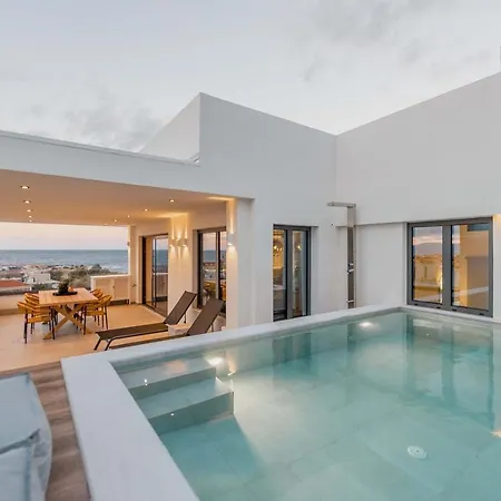 Moments Penthouse I Close To Everything *