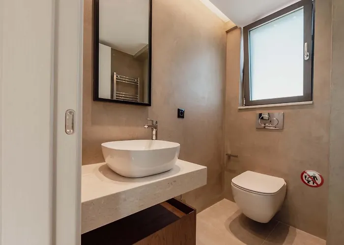 Moments Penthouse I Close To Everything