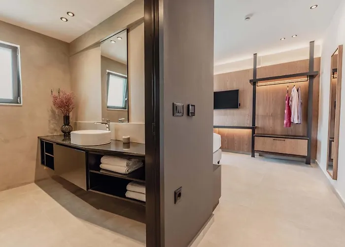 Moments Penthouse I Close To Everything