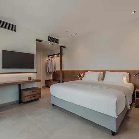 Moments Penthouse I Close To Everything *