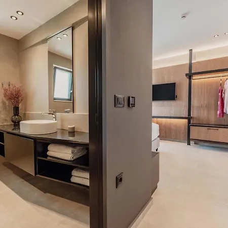 Moments Penthouse I Close To Everything