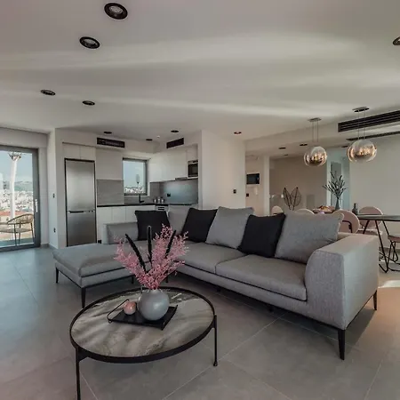 Moments Penthouse - Close To Everything