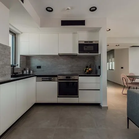 Moments Penthouse I Close To Everything