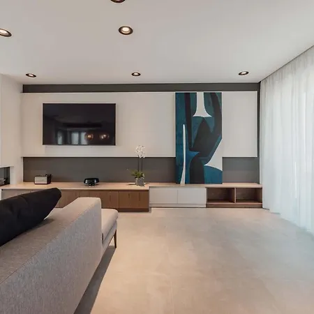 Moments Penthouse - Close To Everything *