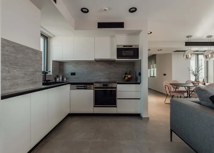 Moments Penthouse I Close To Everything