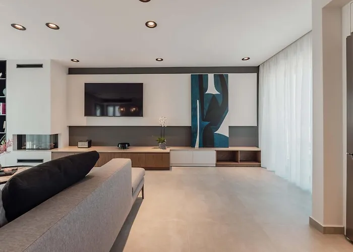 Moments Penthouse I Close To Everything *