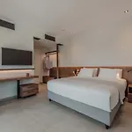 Moments Penthouse I Close To Everything *