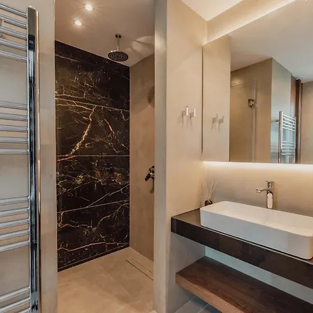 Moments Penthouse I Close To Everything Nyaraló