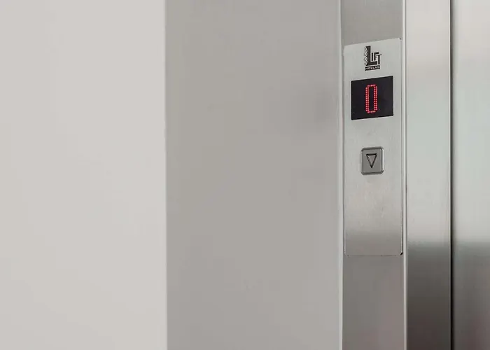 Moments Penthouse I Close To Everything *